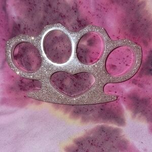 Glitter Heart Knuckle Duster Accent - Silver Sparkle